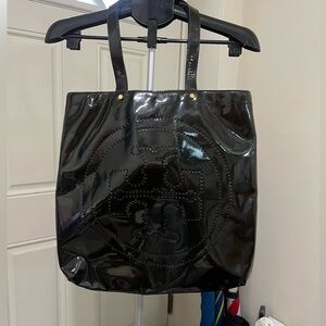 Titles:

TORY BURCH Style No. 11075807 Patent Leather Tote Black/Navy Lining